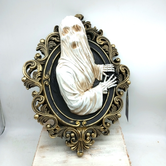 Skull Ghost Wall Hanging - Picture 1 of 2